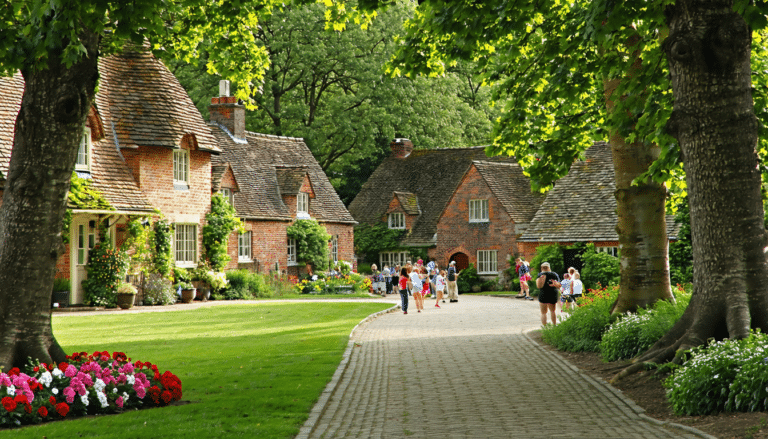 découvrez un village pittoresque de l'ohio, où l'élégance anglaise rencontre la beauté naturelle des arbres majestueux. plongez dans une communauté charmante, riche en histoire et en convivialité.